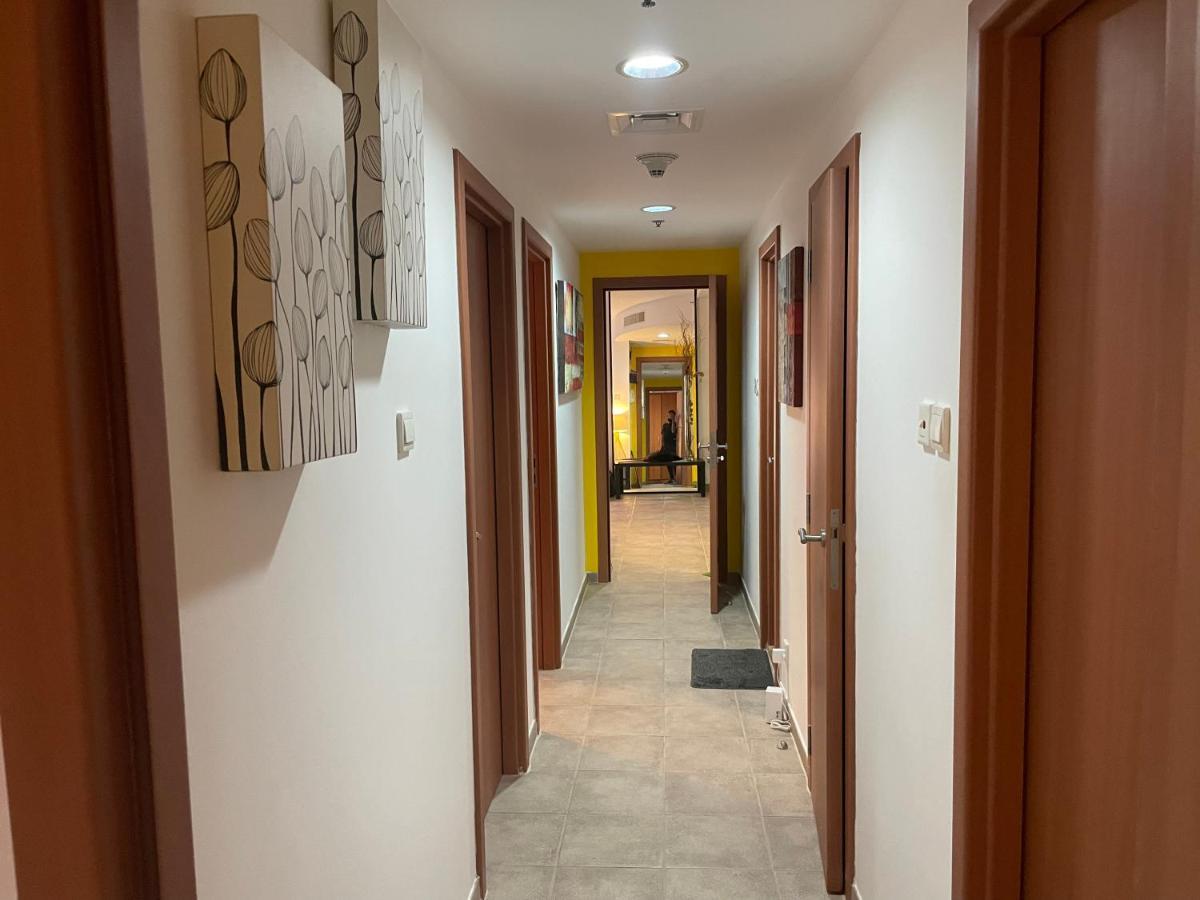 Hostel Travelers Backpackers Dubai Exterior foto